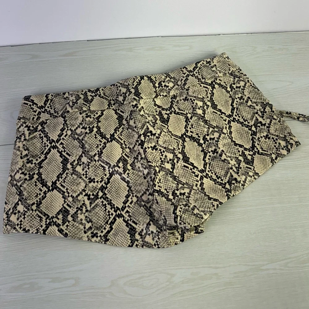 PRETTYLITTLETHING faux leather snakeskin shorts size 6 - Picture 6 of 8